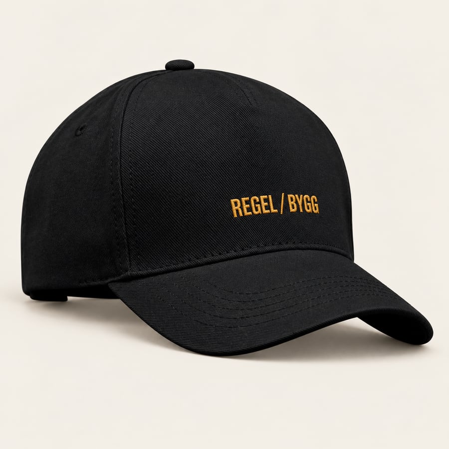 Svart keps med gul broderad REGEL / BYGG-logotyp