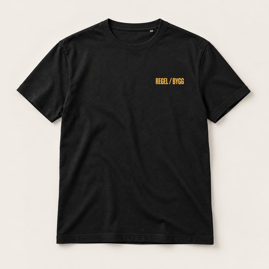 Svart t-shirt med gul REGEL / BYGG-logotyp på bröstet