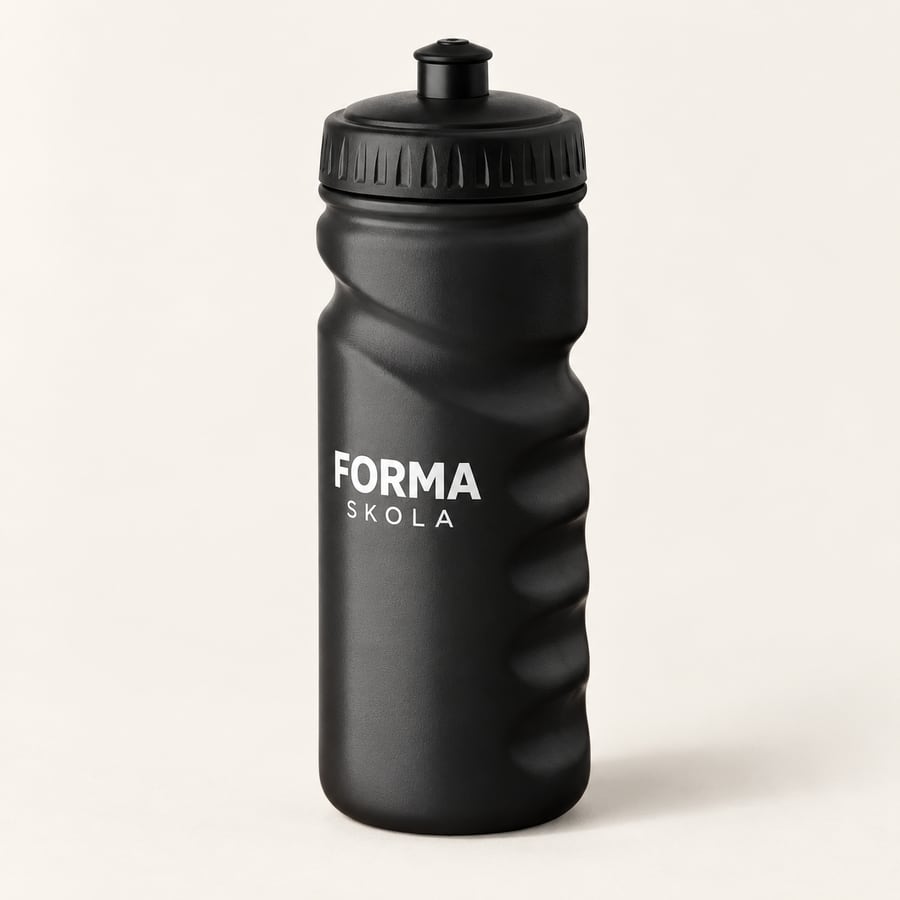 Svart sportflaska med vitt FORMA SKOLA-tryck
