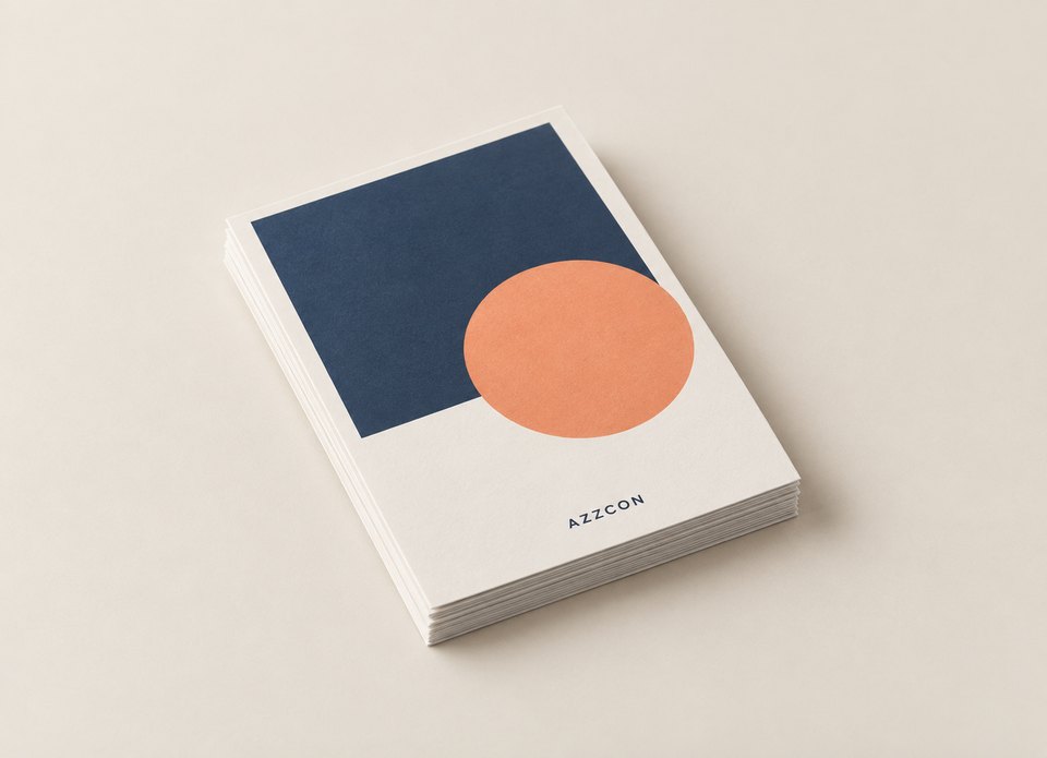 En bunt flyers med marin grafik och korallfärgat motiv