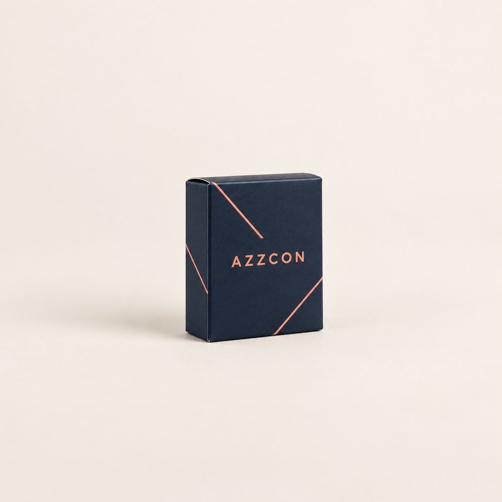 Tablettask med marin förpackning och korallfärgat Azzcon-tryck på beige bakgrund